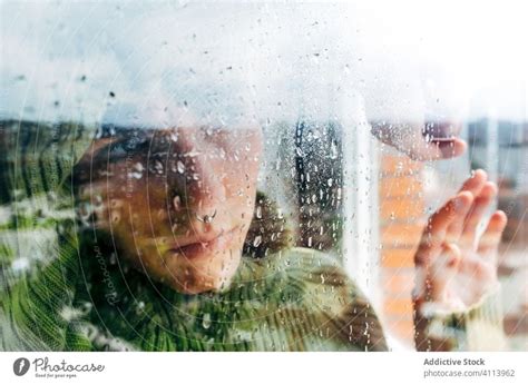 Melancholische Junge Frau Schaut Durchs Fenster Ein Lizenzfreies