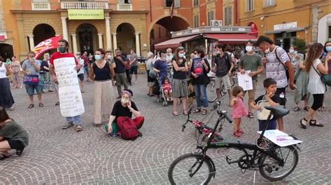 Priorità alla scuola la protesta in piazza a Reggio Emilia YouTube