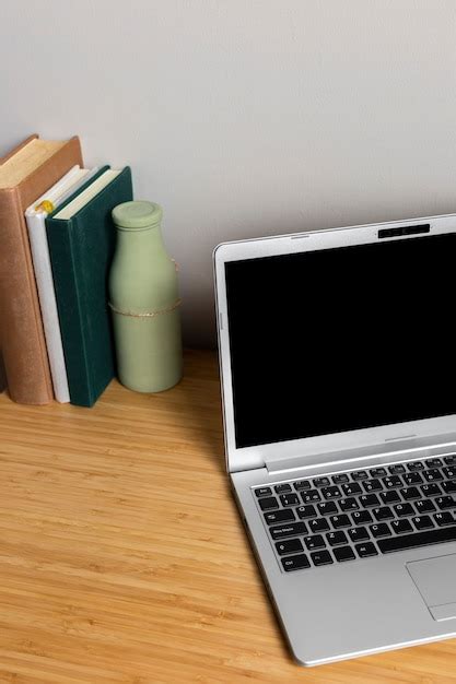 Grijze Laptop Met Boeken Op Houten Bureau Gratis Foto