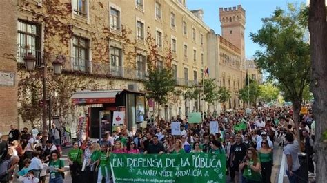 Miles de personas marchan en Sevilla y Málaga en defensa de la