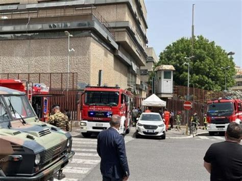 Roma Piazzale Clodio Fiamme Vicino L Archivio Del Tribunale Spente Le