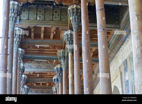 Columnas De Madera Y Techos Adornados De Bolo Haouz Mezquita En Bukhara