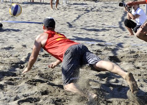 Defensor Contra Atacante En Voleyplaya Voley Por El Mundo