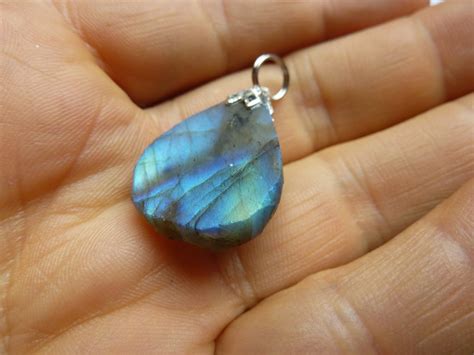 PENDENTIF PROTECTION EN LABRADORITE BRUT 6 1 Gr Ref 3810