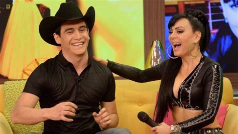 Maribel Guardia muestra la urna donde guarda las cenizas de Julián Figueroa