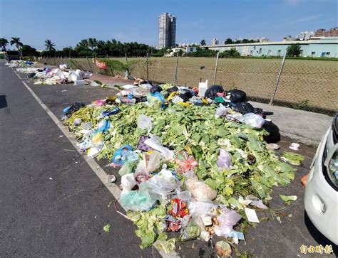 高雄鳳農市場後方道路頻被偷倒垃圾 環保局1年多來告發254件 生活 自由時報電子報