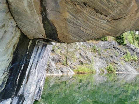 La pared y el techo de la gruta con el agua esmeralda del Cañón del