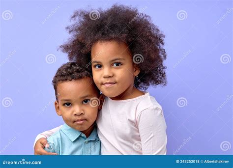 Schattige Zwarte Kinderen Broers En Zusjes Met Een Tweeling Of Zusje