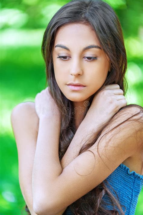 Jovem Mulher Escuro De Cabelo Livro Imagem De Stock Imagem De