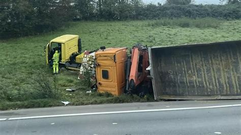 Accident impliquant un camion et un véhicule tampon à Obourg sur la E19