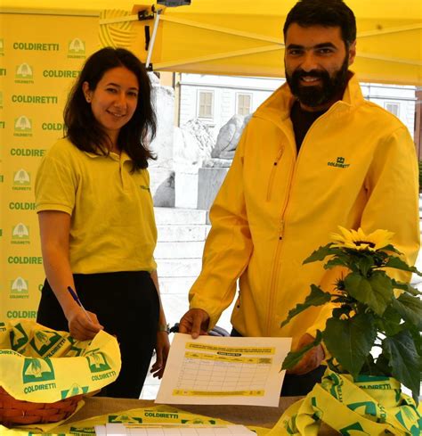 Lo Spettacolo Della Natura Massa In Fiore Fa Il Pieno Migliaia In