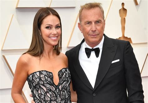 La exmujer de Kevin Costner se niega a abandonar su mansión después del