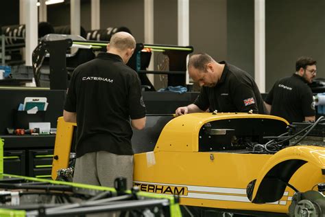 Caterham prend possession de son nouveau siège social Motorlegend