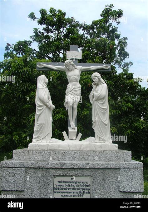 Estatua Duodécima Estación Jesús muere en la cruz Basílica de