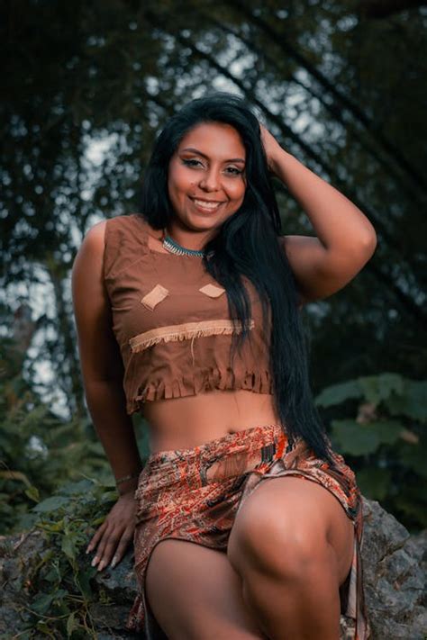 Foto De Stock Gratuita Sobre Arboles Bonita Bosque Cuerpo Falda Feliz Jungla Mano En El