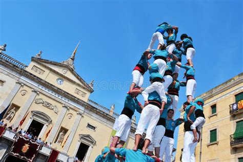 Castellers Hace Un Castell O Una Torre Humana Típica En Cataluña Foto