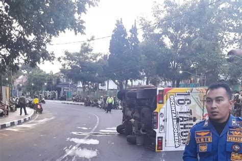 Hilang Kendali Truk Ekspedisi Terbalik Di Panorama Bukittinggi