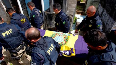 Popula O Lamenta Trag Dia Durante Enterro De Policial Da Prf Morto Na