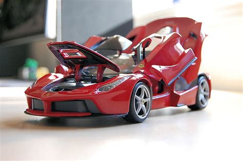 REVIEW: Bburago Ferrari LaFerrari • DiecastSociety.com