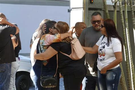 Mulher morta por bala perdida na Linha Amarela é enterrada Brasil