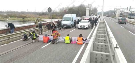 Traffico Per Venezia Fermato Per Ponte Libert Bloccato Da Attivisti