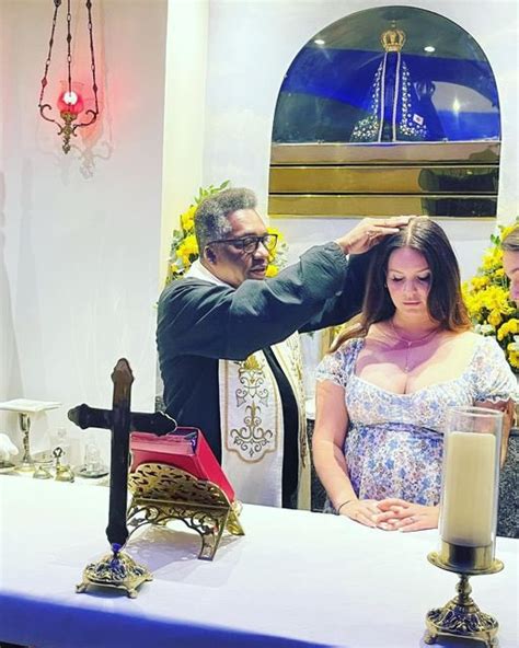 Lana Del Rey recebe a benção de padre em igreja do Rio Celebridades