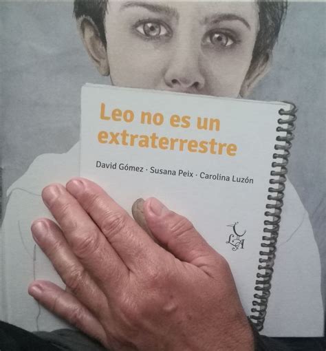 A Person Holding A Book In Front Of Their Face With The Words Leo No Es