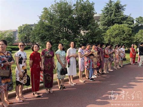 高考首日！家长考场外为孩子们加油 加油 家长 金中 新浪新闻