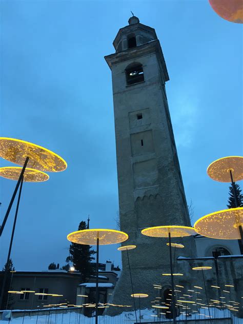 Künstler René Hildebrand mit Lichtfänger Installation auf der Alpinen