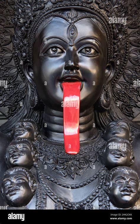 Statue Noire De La D Esse Hindoue Kali Avec Une Langue Rouge Qui Goute