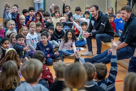 Fabian Klos der Kapitän des DSC Armina besucht Klosterschule