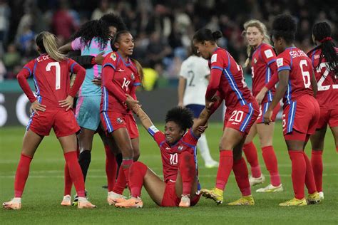 ＜女子w杯1次リーグf組＞フランス戦で先制ゴールを決め、大号泣するパナマ代表fwコックス（中央下）。これが同国代表記念すべきw杯初得点となった