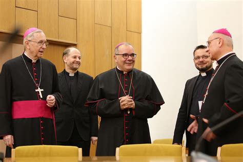 Nuncjusz Apostolski Odwiedzi Sekretariat Konferencji Episkopatu Polski