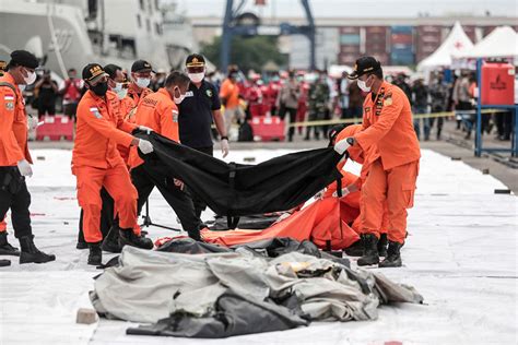 Localizadas las cajas negras del Boeing que se estrelló en Indonesia