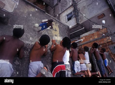 Favela Kinder Spielen Fotos Und Bildmaterial In Hoher Auflösung Alamy