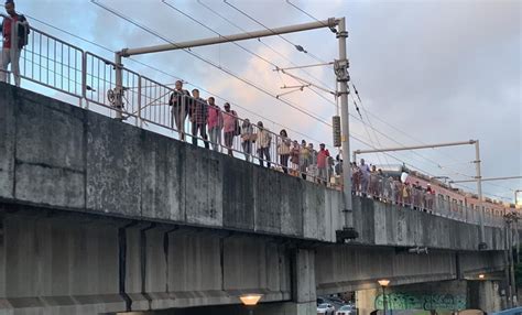 Ap S Pane Em Metr Passageiros Da Esta O Brotas Andam Sobre Trilhos