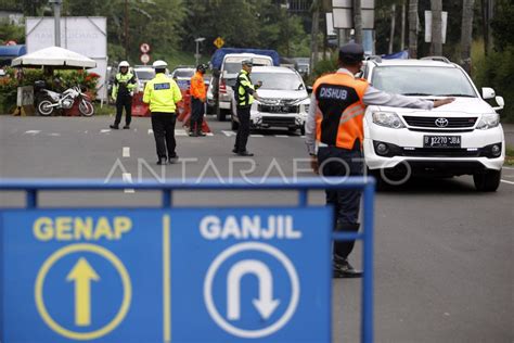 Penerapan Ganjil Genap Di Jalur Wisata Puncak Antara Foto