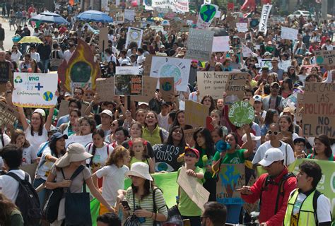 Ambientalistas marchan en la Ciudad de México contra el cambio climático