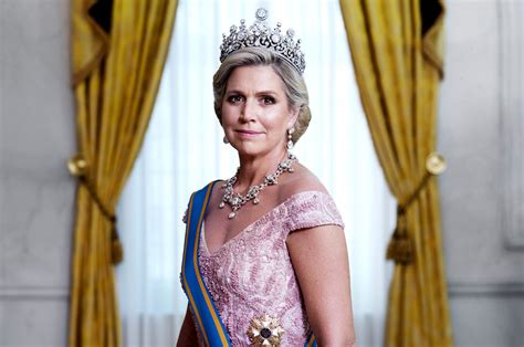 nederlandse koningin maxima knijpt oogje dicht