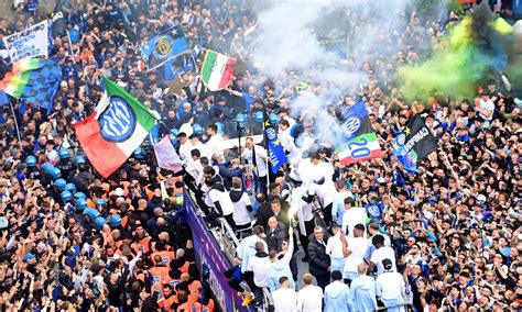 Inter Tutta La Festa Scudetto Da San Siro Al Delirio In Piazza Duomo