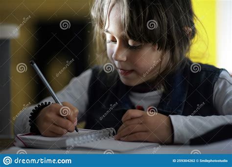 Desenho De Menina De 67 Anos Foto De Stock Imagem De Escola