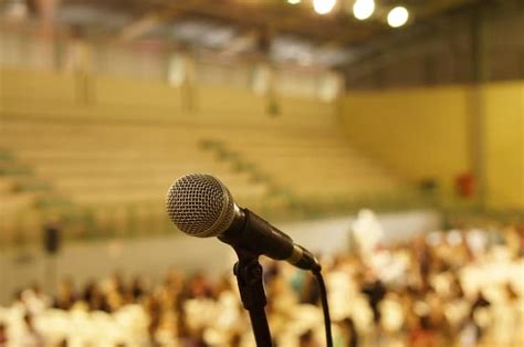 How To Find A Keynote Speaker Tips To Hire Speaker Conference Go