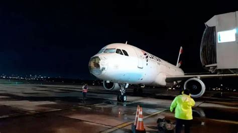 Avión Aterriza De Emergencia En Paraguay Con Severos Daños N