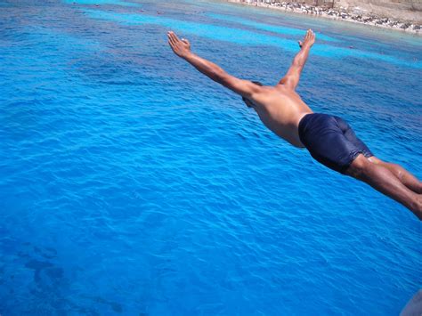 Pourquoi l eau paraît si dure quand on plonge