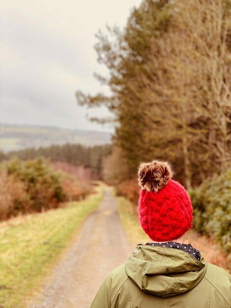 Vista Trasera De Una Mujer Caminando Por El Bosque Foto Premium