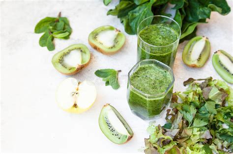 Cocktail Verde In Una Bottiglia Ed In Un Vetro Con Spinaci La Menta I