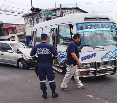 3 Lesionados En Un Accidente De Tránsito Entre Un Carro Particular Y Un