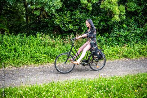 Fille Nue V Lo En Sous Bois Foto De Stock Adobe Stock