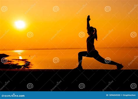 Silueta Mujer Entrenando Sola Con Fondo De Puesta De Sol Actividad De