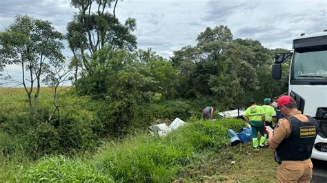 Tombamento de caminhão é registrado pela polícia na PR 151 entre